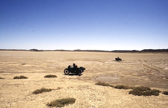  Zkratka vyschl�m jezerem Kazachst�nsk� stepi 