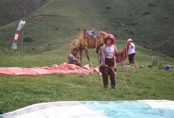  Nastupuj�c�  generace Kyrgyzsk�ch letc�. Za r�dinu! �sm�v mi ztuhnul, kdy� ten �punt fakt odlet�l. Nu molod�c ... 