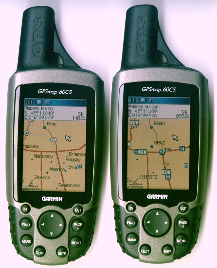  Vlevo americk� verze GPS s nahranou �eskou mapou cz_map.exe (zdarma), vpravo dra��� evropsk� verze s dod�van�m mapov�m podkladem od Garminu 