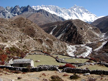  V sedle Pheriche Pass (4270m), v pozad Lhotse (8414m) 