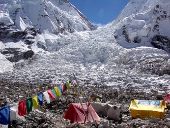  Everest Base Camp (5364m) a ledop�d Khumbu 