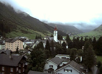  Rno v 7:00 v msteku Andermatt za prsmykem Oberalppass na 400. kilometru trasy 