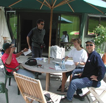  Angus Tapper - japonsk� majitel Flight Parku (stoj�c�), jeho �ena a �pan�lsk� tandempilot 