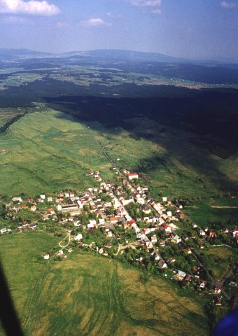 Cíl v Horní Blatné (kostel) s Klínovcem v pozadí