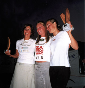  Vyhlen vtzek svtovho pohru 2001, zleva: 3. msto Nicole Nussbaum, 1. msto Louise Crandal, 2. msto Petra Krausov 