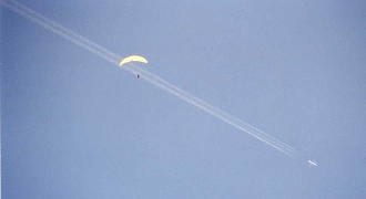  Foto pad�ku, v pozad� dopravn� letadlo 