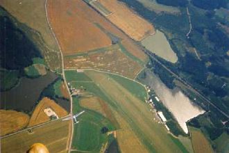  Pohled na leti�t� u K�i�anova a let�c� v�tro� 