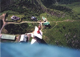  Rogalisti na startu stav� sv� stroje a sleduj� okolo l�taj�c� hmyz 