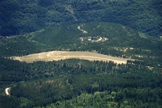  Nouzov� p�ist�vac� plocha pod ji�n�m startovi�t�m 