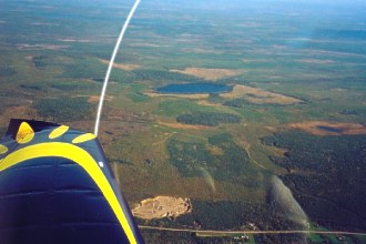  Krajina u Kiruny s �ekou Torne�lven, ��rou je vyzna�en pol�rn� kruh 