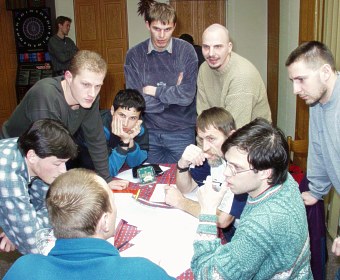  Kolem p�edsednick�ho stolu bylo ru�no 