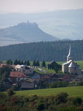  Vesni�ka D�brava a Spi�sk� hrad v pozad� 