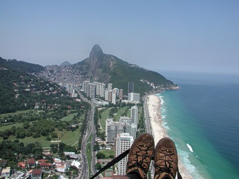 Rio de Janeiro, vlevo v kopci největší brazilská favela (chudinská čtvrt) Rocinha
