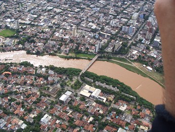  Řeka protékající městem 