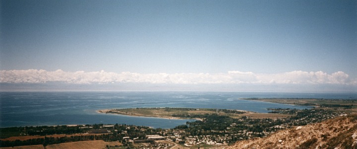  Issyk-kul ve v��ce 1700m n.m., jeho p��v�tiv�j�� tv�� 