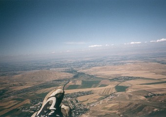  �on-Ta� 2800m n.m. a to, co vzadu nejde vid�t, je Bi�kek 