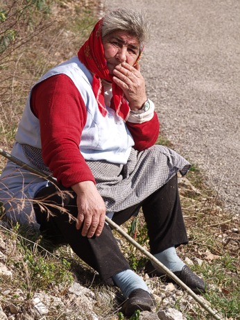  Stopa�ka u silnice vysoko v hor�ch 