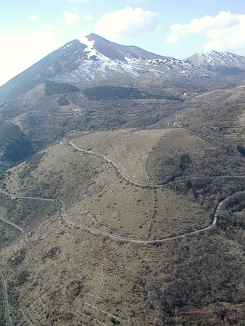  V pozad� Monte Cairo, na jeho �bo�� vpravo vesni�ka Terelle, v pop�ed� obl� vrchol se startovi�t�m 