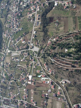  Vesni�ka Caira se s�dlem m�stn�ho klubu 