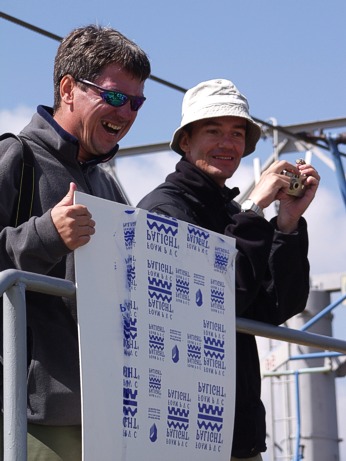  Ivan Priesol a Peter Mens�k ukazuj� na briefingu popis dne�n� slo�it� discipl�ny 