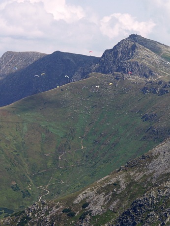  Z�vodn�ci na trase (vpravo naho�e nejvy��� vrchol N�zk�ch Tater �umbier, vlevo dole v kosod�evin� kamz�k) 