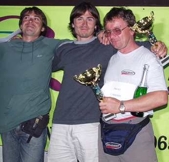  V�t�zov� celkov�ho po�ad� z�vodu - 1. Mirek Radar St�hula (vpravo), 2. Juraj Kleja (uprost�ed) a Pavel Dohn�lek (vlevo) 