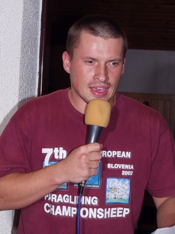 Moderátor večera Karel Vrbenský a současně 2. Moravský demižón v kategorii Paragliding