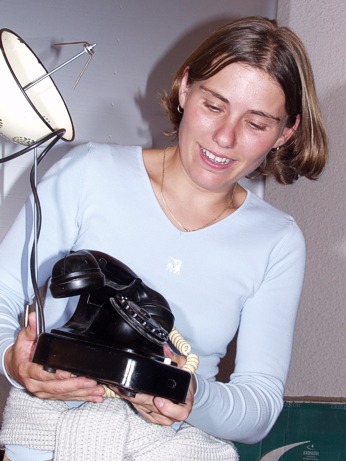 Dojatá Petra Krausová s novým satelitním telefonem