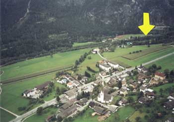  Stadion - p�ist�va�ka paraglidist� - ano, mezi ty stromy 