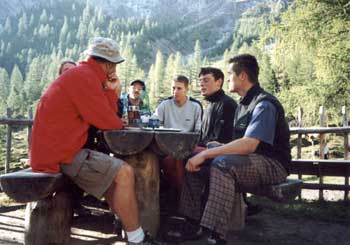  A co �e�i? P�i v�stupu na start v den z�vodu. 