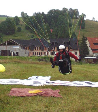  Komaras Mecis a jeho trefa p��mo do �lut�ho 