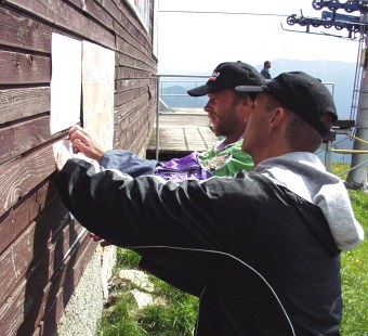  Po�adatel� Milan Bohu� a Du�an Hein na startovi�ti Nov� hola 