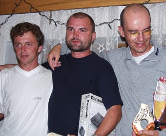  V�t�zov� celkov�ho po�ad� z�vodu - 1. �tefan Bend�k (uprost�ed), 2. Jaroslav Jand�ch (vlevo), 3. Peter Mens�k (vpravo) 