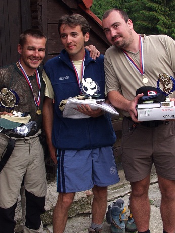  V�t�zov� celkov�ho po�ad� a sou�asn� i kategorie Hobby - 1. Michal �ierny (vpravo), 2. Peter Hrivn�k (uprost�ed), 3. Peter Vrabec (vlevo) 