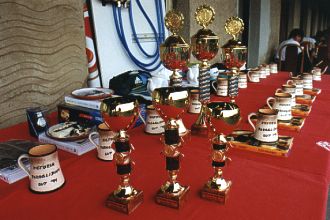  Pod spoustou cen se a� stoly proh�baly 