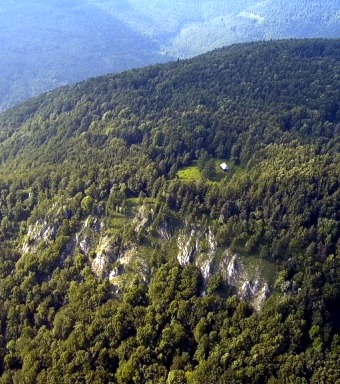  Chata Voniaca obklopen� hust�mi lesmi Mur�nskej planiny 