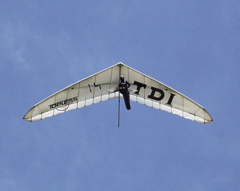  Radek Dykast prol�t�v� nad c�lovou p�skou 