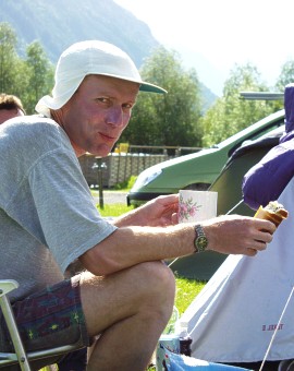  M�ra ��p se svoj� obl�benou buchtou 