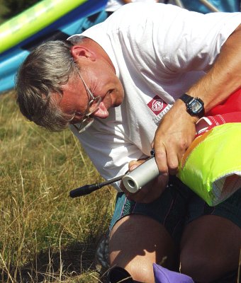  Vlastik Hlou�ek piluje formu 