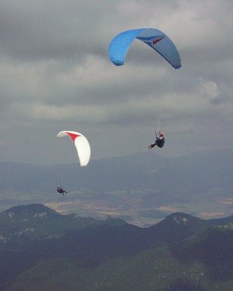 Juraj Čiernik (modrý) a Peter Hvôrka (bílý)