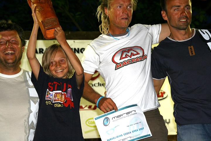  V�t�zov� Mistrovstv� �R - zleva Radom�r Vyhlas (s p��telkyn�), Tom� Brauner a David Ohl�dal 