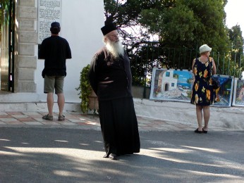 Mnich před kláštěrem Paleokastritsa