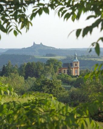  Kostel v Tatobitech, v pozad� Trosky 