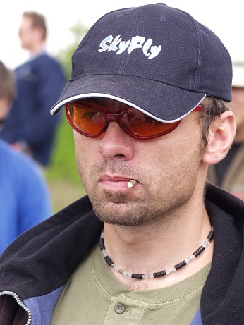  Vedouc� z�vodn�k celkov�ho po�ad� David Ohl�dal s nezbytn�m kol�kem v puse 