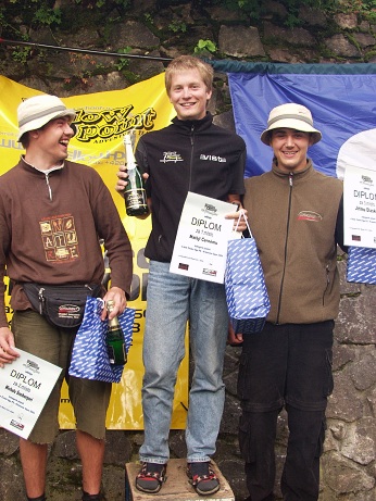  V�t�zov� kategorie Junio�i - 1. Mat�j �ern� (uprost�ed), 2. Michal �neiberg (vlevo), 3. Ji�� Dlask (vpravo) 