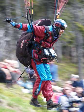  P�ed zraky po�etn�ho publika startuje Lud�k Proch�zka 