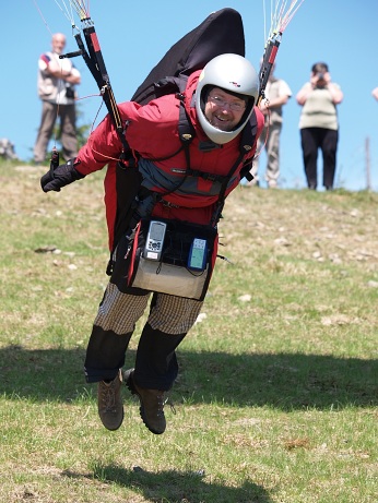  ��astn� M�ra Oros startuje na sv�m obl�ben�m startovi�ti, zat�mco jeho maminka pl��e �t�st�m v pozad� 