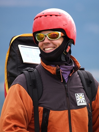  Voln� a vesel� paraglidista p�ed startem 