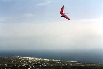 Moravský rogalista nad pobřežím Lanzarote