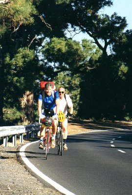 Cyklisté za vesnicí Jedey ve výšce 600m n.m. Cyklisté za vesnicí Jedey ve výšce 600m n.m.